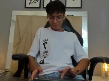 AdelinaLuuna – webcam model profile photo Image 3