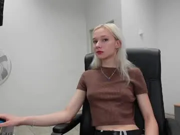 JulieRoyal – webcam model profile photo Image 4