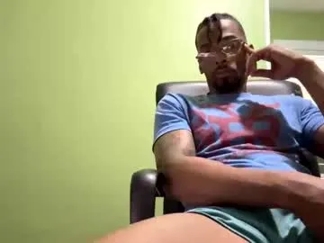 Elie – webcam model profile photo Image 10