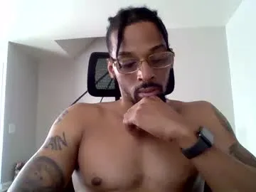 Elie – webcam model profile photo Image 14