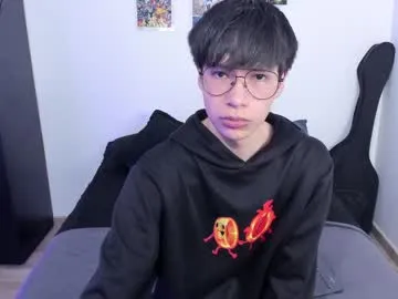 Carine – webcam model profile photo Image 10