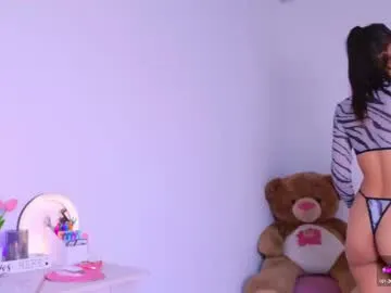 Carine – webcam model profile photo Image 10