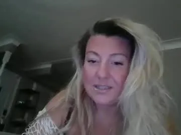 BellaLeen – webcam model profile photo Image 9