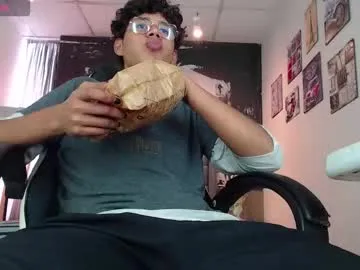 MickeySean – webcam model profile photo Image 4