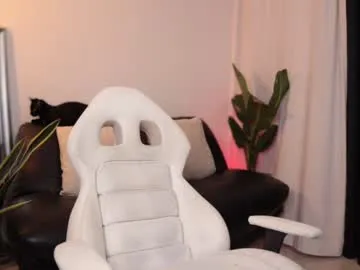 mae_nathan – webcam model profile photo Image 10