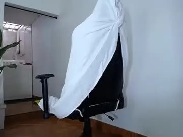 plusvibe – webcam model profile photo Image 12