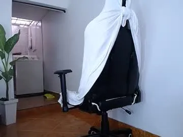 plusvibe – webcam model profile photo Image 9