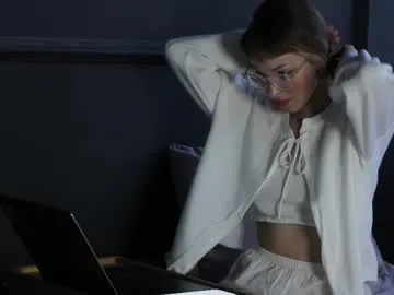 Jennifer – webcam model profile photo Image 15