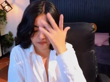 Gia – webcam model profile photo Image 11