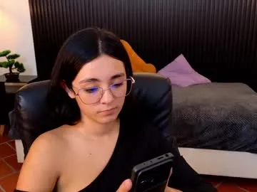 Gia – webcam model profile photo Image 2