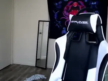 MiaYani – webcam model profile photo Image 3