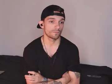 CarolineCouls – webcam model profile photo Image 4