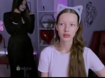 MiaYani – webcam model profile photo Image 4