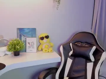 Adeline – webcam model profile photo Image 15