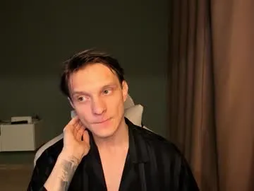 Elie – webcam model profile photo Image 12