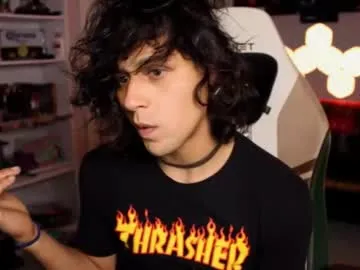 LittleRedBunny – webcam model profile photo Image 7