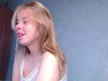 JulieSharp – webcam model profile photo Image 4