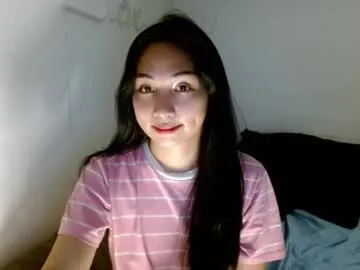 Carine – webcam model profile photo Image 2