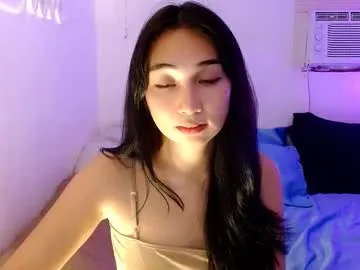 Carine – webcam model profile photo Image 4