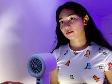 Carine – webcam model profile photo Image 8