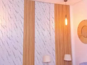 Dolce – webcam model profile photo Image 3