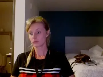 mae_nathan – webcam model profile photo Image 12